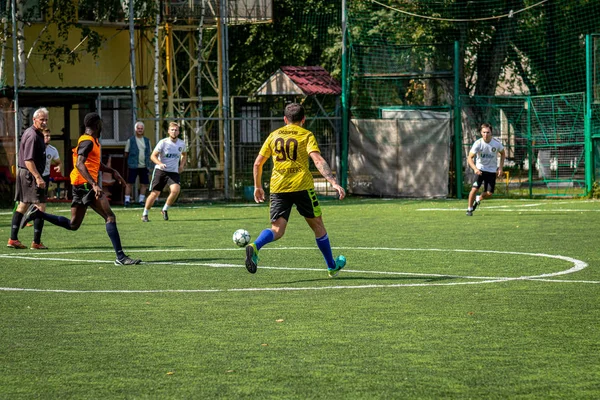 Moskova, Rusya - 24 Ağustos 2019: Oyunda futbolcular. Moskova Amatör Ligi.