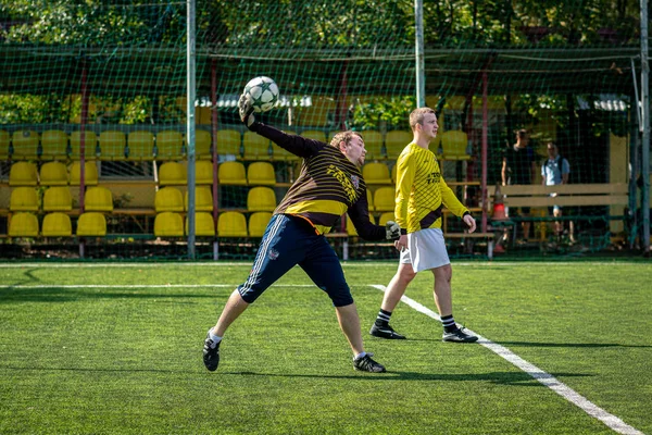 Moskova, Rusya - 24 Ağustos 2019: Oyunda futbolcular. Moskova Amatör Ligi.