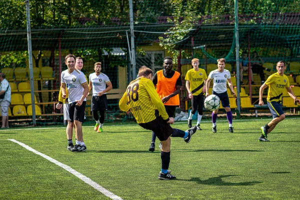Moskova, Rusya - 24 Ağustos 2019: Oyunda futbolcular. Moskova Amatör Ligi.