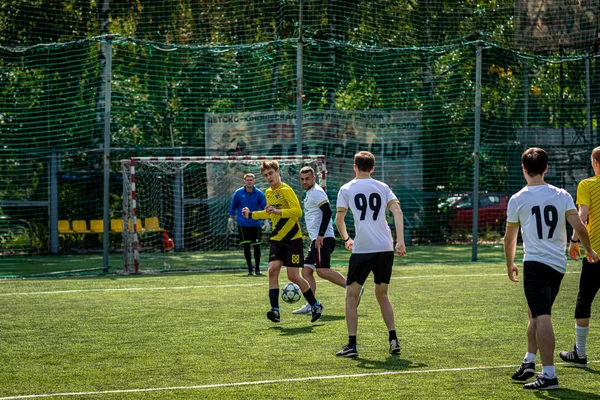 Moskova, Rusya - 24 Ağustos 2019: Oyunda futbolcular. Moskova Amatör Ligi.
