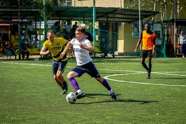 Moskova, Rusya - 24 Ağustos 2019: Oyunda futbolcular. Moskova Amatör Ligi.