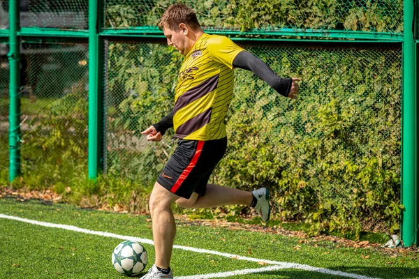 Moskova, Rusya - 24 Ağustos 2019: Oyunda futbolcular. Moskova Amatör Ligi.
