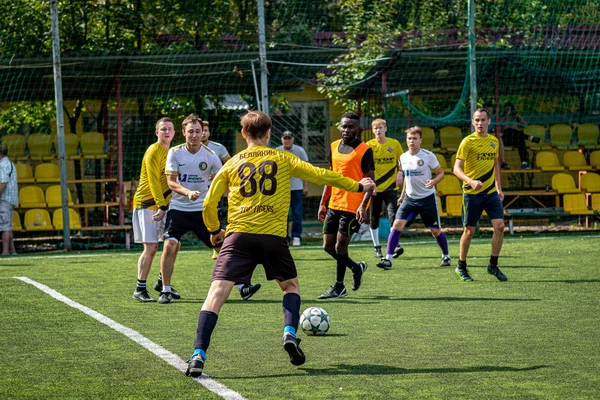 俄罗斯莫斯科 - 2019年8月24日：足球运动员在游戏中。莫斯科业余联赛. — 图库照片