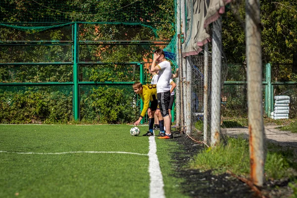 MOSCOU, RUSSIE - 24 AOÛT 2019 : Les joueurs de football dans le jeu. Ligue amateur à Moscou . — Photo