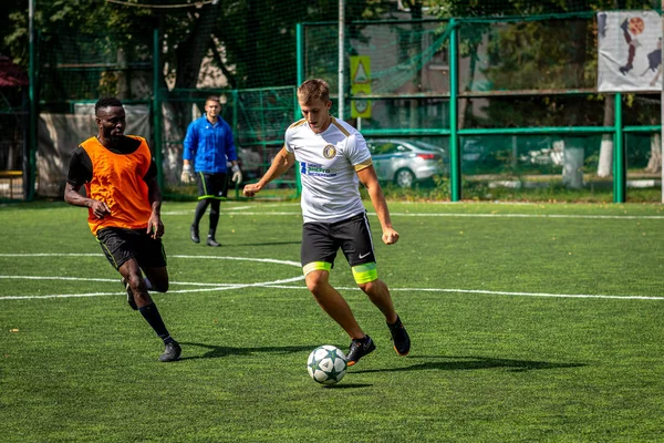 Moskova, Rusya - 24 Ağustos 2019: Oyunda futbolcular. Moskova Amatör Ligi.