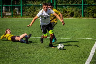 Moskova, Rusya - 24 Ağustos 2019: Oyunda futbolcular. Moskova Amatör Ligi.