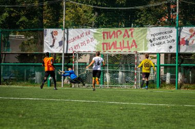 Moskova, Rusya - 24 Ağustos 2019: Oyunda futbolcular. Moskova Amatör Ligi.