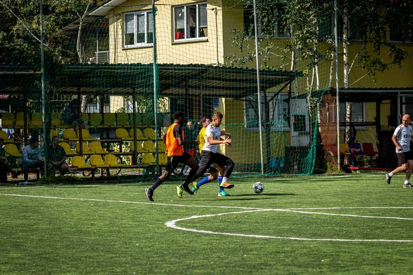 MOSCOW, RÚSSIA - 24 de agosto de 2019: Jogadores de futebol no jogo. Liga Amador em Moscou . — Fotografia de Stock