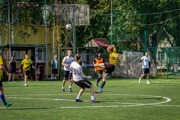 MOSCOW, RUSSIA - AUGUST 24, 2019: Soccer players in game. Amateur league in Moscow. — Stock Photo, Image