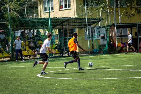 Moskova, Rusya - 24 Ağustos 2019: Oyunda futbolcular. Moskova Amatör Ligi.