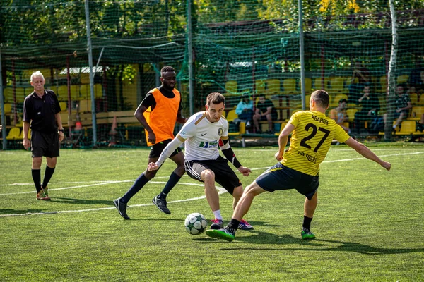 MOSCÚ, RUSIA - 24 de agosto de 2019: Jugadores de fútbol en el juego. Liga amateur en Moscú . — Foto de Stock