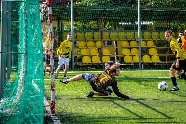 MOSCOW, RÚSSIA - 24 de agosto de 2019: Jogadores de futebol no jogo. Liga Amador em Moscou . — Fotografia de Stock