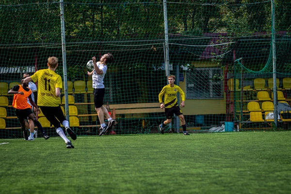 MOSCÚ, RUSIA - 24 de agosto de 2019: Jugadores de fútbol en el juego. Liga amateur en Moscú . — Foto de Stock