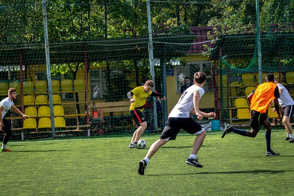 MOSCÚ, RUSIA - 24 de agosto de 2019: Jugadores de fútbol en el juego. Liga amateur en Moscú . — Foto de Stock