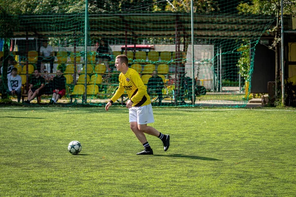 Moskva, Rusko-24. srpna 2019: fotbalisté ve hře. Amatérská liga v Moskvě. — Stock fotografie