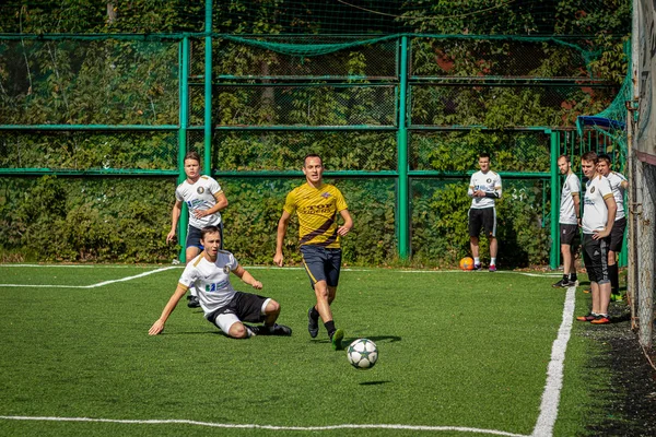 Moskova, Rusya - 24 Ağustos 2019: Oyunda futbolcular. Moskova Amatör Ligi.