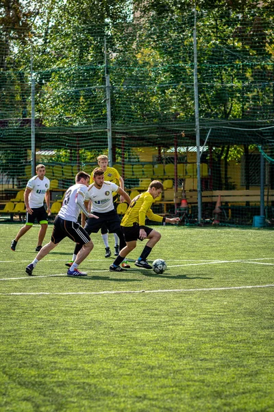 Moskova, Rusya - 24 Ağustos 2019: Oyunda futbolcular. Moskova Amatör Ligi.
