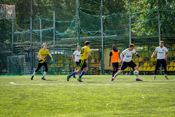 Moskou, Rusland-augustus 24, 2019: voetbalspelers in het spel. Amateur League in Moskou. — Stockfoto