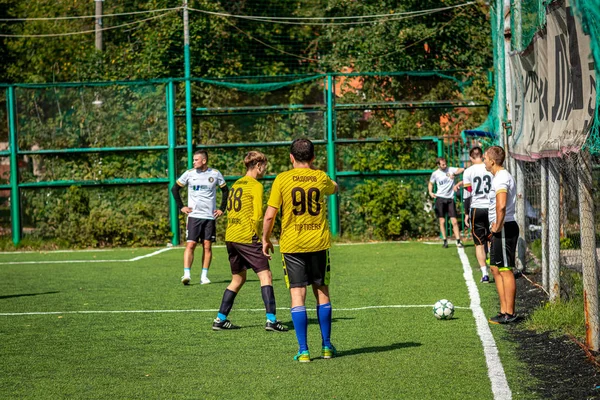 Moskova, Rusya - 24 Ağustos 2019: Oyunda futbolcular. Moskova Amatör Ligi.