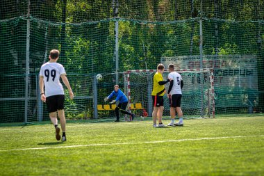 Moskova, Rusya - 24 Ağustos 2019: Oyunda futbolcular. Moskova Amatör Ligi.