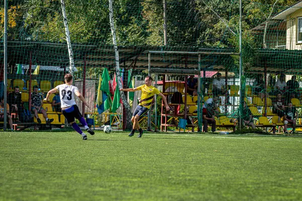 Moskau, Russland - 24. August 2019: Fußballer im Spiel. Amateurliga in Moskau. — Stockfoto