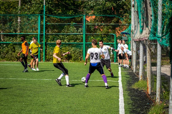 Moskova, Rusya - 24 Ağustos 2019: Oyunda futbolcular. Moskova Amatör Ligi.