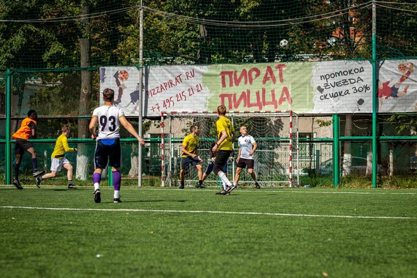 Moskova, Rusya - 24 Ağustos 2019: Oyunda futbolcular. Moskova Amatör Ligi.