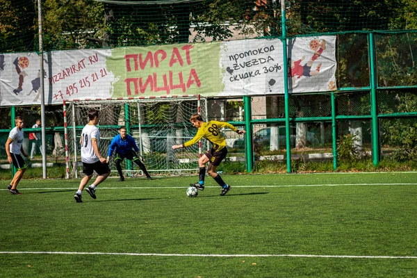 MOSCA, RUSSIA - 24 AGOSTO 2019: Giocatori di calcio in gioco. Lega amatoriale a Mosca . — Foto Stock