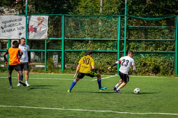 MOSCOW, RUSSIA - AUGUST 24, 2019: Fodboldspillere i spillet. Amatør liga i Moskva . - Stock-foto