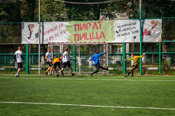 Moskova, Rusya - 24 Ağustos 2019: Oyunda futbolcular. Moskova Amatör Ligi.