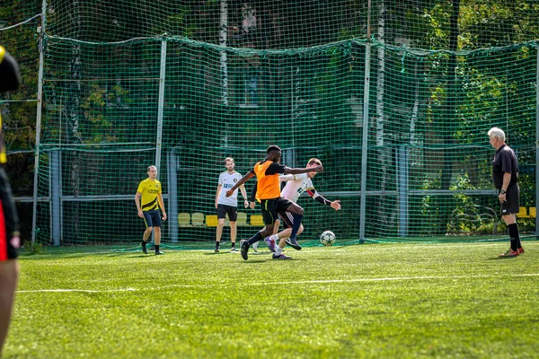 Moskova, Rusya - 24 Ağustos 2019: Oyunda futbolcular. Moskova Amatör Ligi.