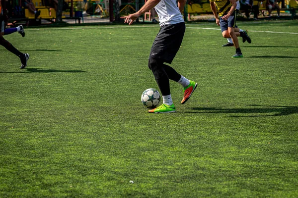 Moskova, Rusya - 24 Ağustos 2019: Oyunda futbolcular. Moskova Amatör Ligi.