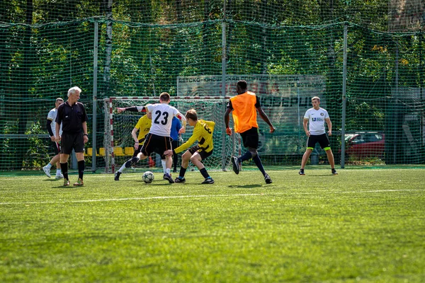 MOSCÚ, RUSIA - 24 de agosto de 2019: Jugadores de fútbol en el juego. Liga amateur en Moscú . — Foto de Stock