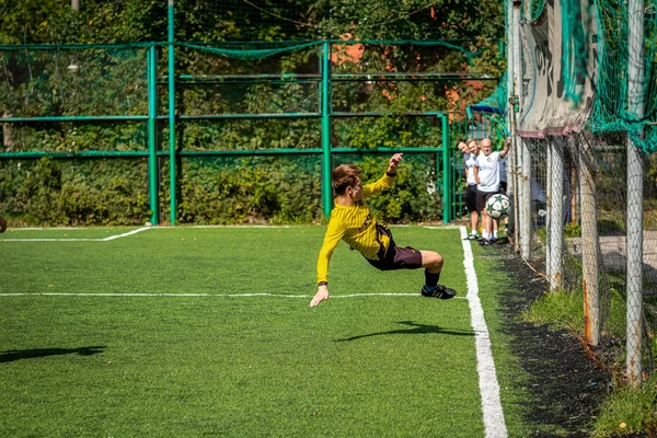 MOSCA, RUSSIA - 24 AGOSTO 2019: Giocatori di calcio in gioco. Lega amatoriale a Mosca . — Foto Stock