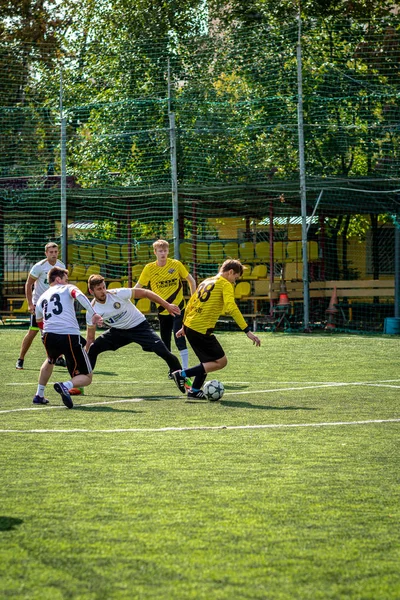 Moskova, Rusya - 24 Ağustos 2019: Oyunda futbolcular. Moskova Amatör Ligi.