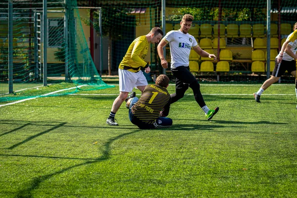 MOSCA, RUSSIA - 24 AGOSTO 2019: Giocatori di calcio in gioco. Lega amatoriale a Mosca . — Foto Stock