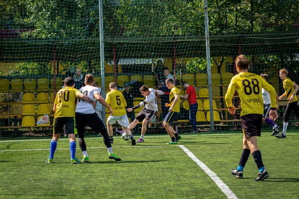 MOSCOW, RÚSSIA - 24 de agosto de 2019: Jogadores de futebol no jogo. Liga Amador em Moscou . — Fotografia de Stock