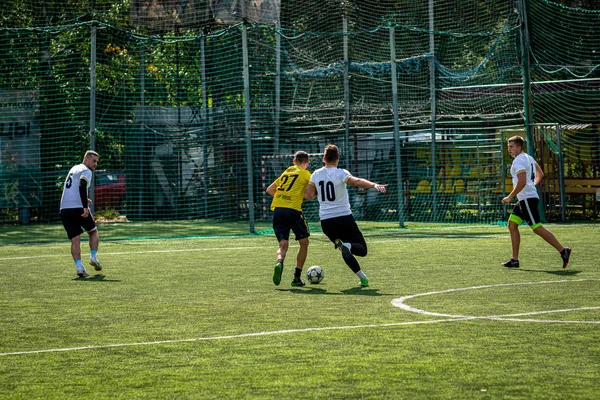 Москва, Росія-24 серпня 2019: футбольні гравці в грі. Любительська Ліга в Москві. — стокове фото