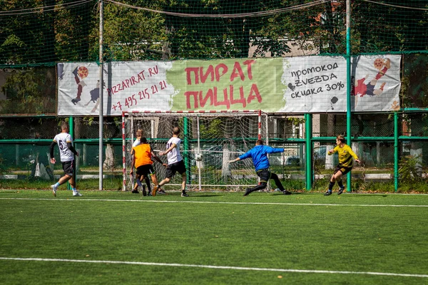 Moskova, Rusya - 24 Ağustos 2019: Oyunda futbolcular. Moskova Amatör Ligi.
