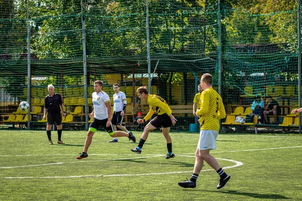 MOSCOW, RÚSSIA - 24 de agosto de 2019: Jogadores de futebol no jogo. Liga Amador em Moscou . — Fotografia de Stock