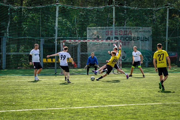 Moskova, Rusya - 24 Ağustos 2019: Oyunda futbolcular. Moskova Amatör Ligi.