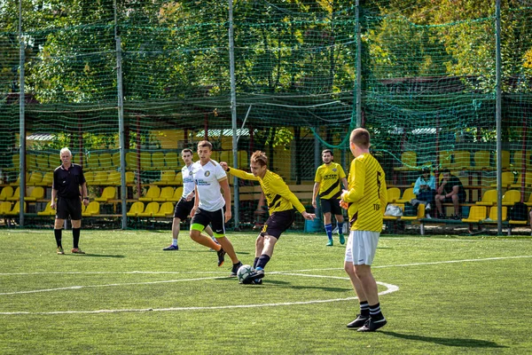 MOSCOW, RÚSSIA - 24 de agosto de 2019: Jogadores de futebol no jogo. Liga Amador em Moscou . — Fotografia de Stock