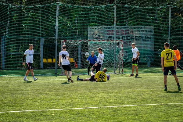 MOSCOW, RÚSSIA - 24 de agosto de 2019: Jogadores de futebol no jogo. Liga Amador em Moscou . — Fotografia de Stock