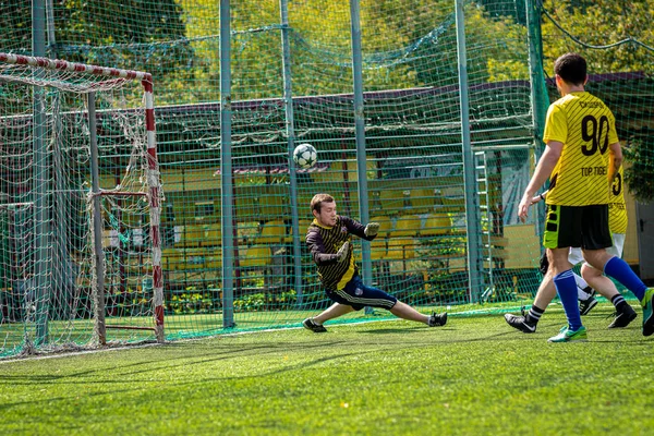 MOSCOW, RUSSIA - AUGUST 24, 2019: Soccer players in game. Amateur league in Moscow. — Stock Photo, Image