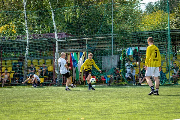 Moskova, Rusya - 24 Ağustos 2019: Oyunda futbolcular. Moskova Amatör Ligi.