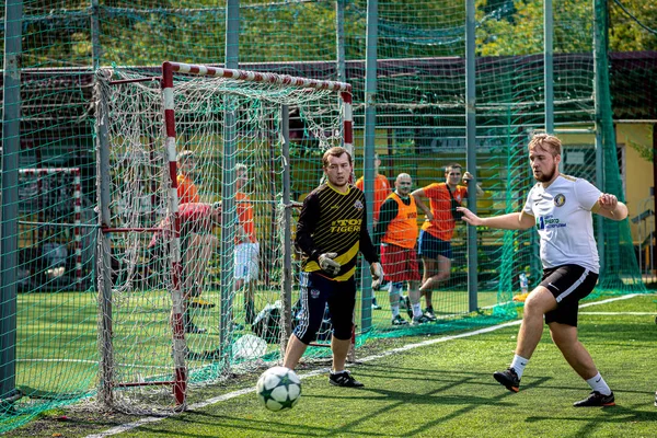 Moskova, Rusya - 24 Ağustos 2019: Oyunda futbolcular. Moskova Amatör Ligi.