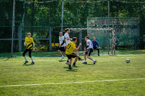 Moskova, Rusya - 24 Ağustos 2019: Oyunda futbolcular. Moskova Amatör Ligi.