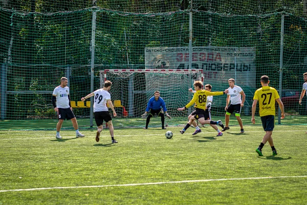 MOSCÚ, RUSIA - 24 de agosto de 2019: Jugadores de fútbol en el juego. Liga amateur en Moscú . — Foto de Stock