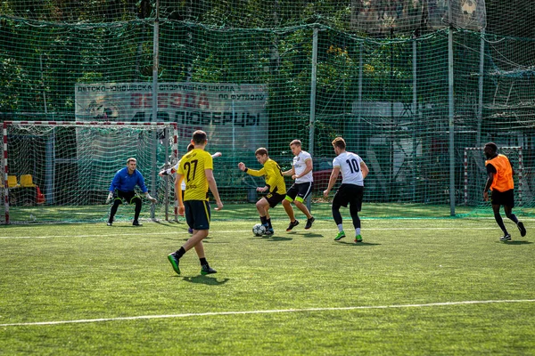 Moskova, Rusya - 24 Ağustos 2019: Oyunda futbolcular. Moskova Amatör Ligi.