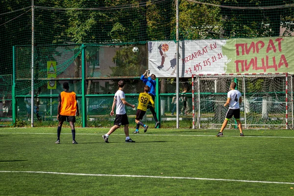 Moskova, Rusya - 24 Ağustos 2019: Oyunda futbolcular. Moskova Amatör Ligi.